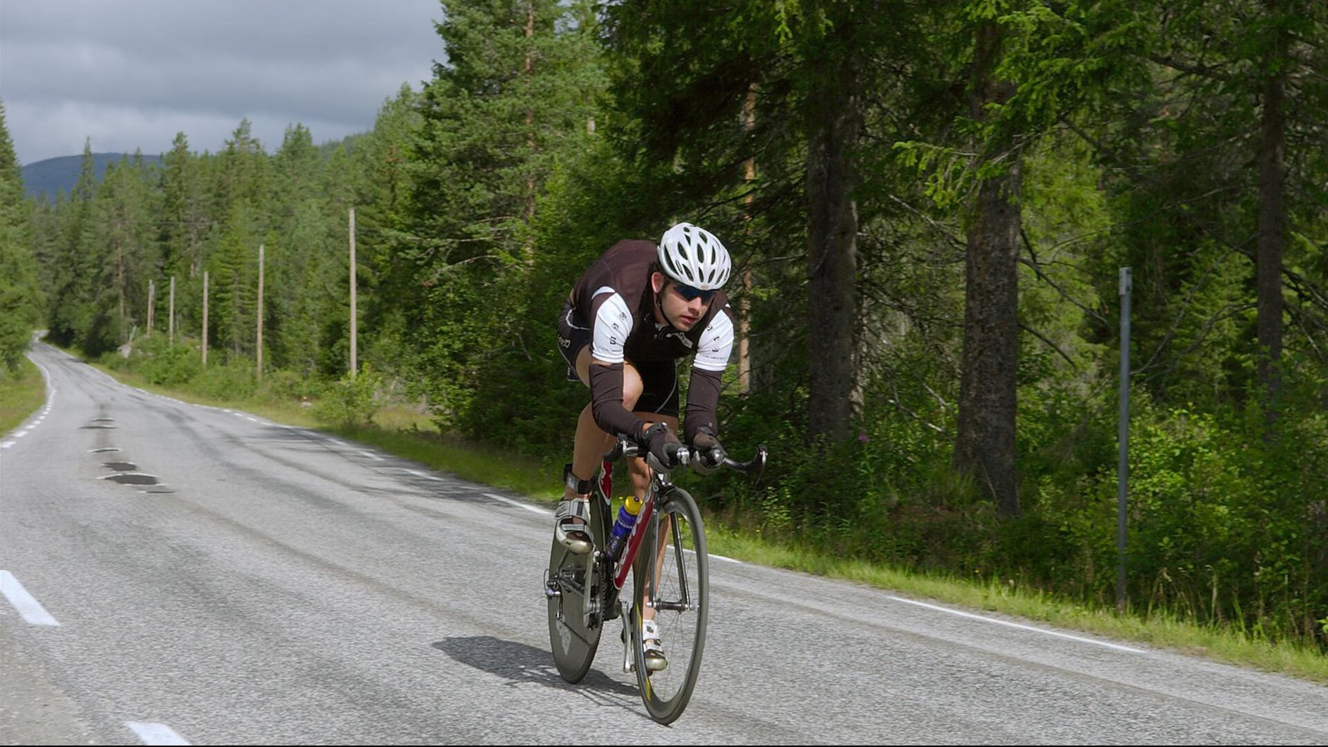 球场狂欢：球迷应援和现场互动高潮不断，球场dj